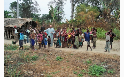 ΣΤΗΝ ΓΗ ΤΩΝ ΠΥΓΜΑΙΩΝ