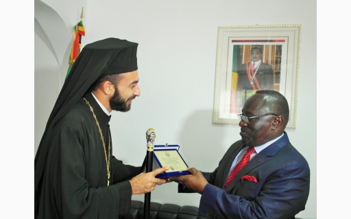 ΣΥΝΑΝΤΗΣΗ ΤΟΥ ΕΠΙΣΚΟΠΟΥ ΜΠΡΑΖΑΒΙΛ ΜΕ ΤΟΝ ΚΥΒΕΡΝΗΤΗ ΤΟΥ POINTE-NOIRE