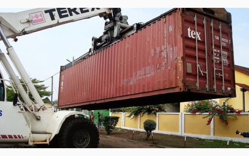 ΑΦΙΞΗ ΕΝΟΣ ΚΟΝΤΕΙΝΕΡ ΣΤΗΝ ΙΕΡΑ ΕΠΙΣΚΟΠΗ ΜΠΡΑΖΑΒΙΛ