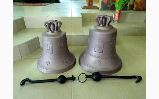 ΕΥΛΟΓΩΝΤΑΣ ΤΙΣ ΝΕΕΣ ΚΑΜΠΑΝΕΣ  ΣΤΟΝ ΑΝΕΓΕΙΡΟΜΕΝΟ Ι.ΕΝΟΡΙΑΚΟ ΝΑΟ ΑΓ.ΦΩΤΕΙΝΗΣ 