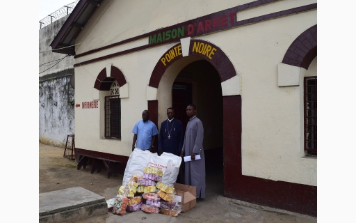 ΠΡΟΣΦΟΡΑ ΑΓΑΠΗΣ ΣΤΙΣ ΦΥΛΑΚΕΣ ΤΟΥ POINTE-NOIRE