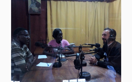 ΣΤΟΝ ΡΑΔΙΟΦΩΝΙΚΟ ΣΤΑΘΜΟ