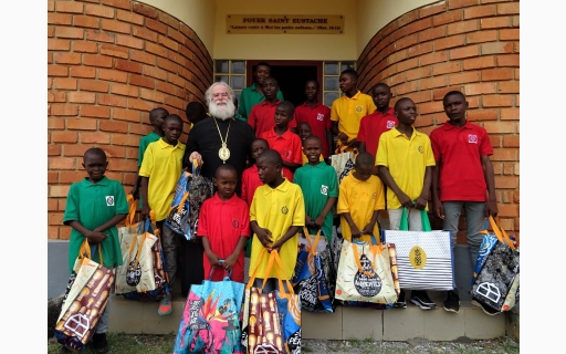 Ο ΠΑΤΡΙΑΡΧΗΣ ΑΛΕΞΑΝΔΡΕΙΑΣ ΚΟΝΤΑ ΣΤΑ ΠΑΙΔΙΑ ΤΟΥ ΝΤΟΛΙΖΙ