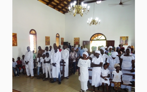 ΑΡΧΙΕΡΑΤΙΚΗ ΘΕΙΑ ΛΕΙΤΟΥΡΓΙΑ ΣΤΗ ΠΟΛΗ DOLISIE