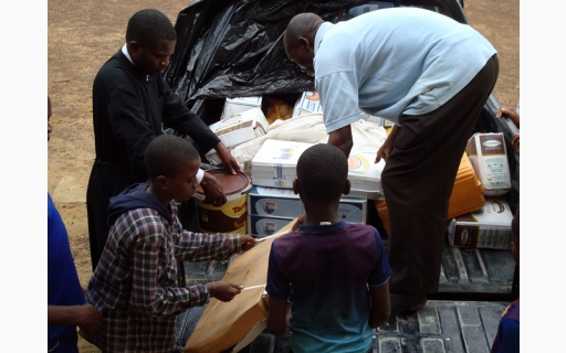 ΤΡΟΦΙΜΑ ΚΑΙ ΡΟΥΧΑ ΣΤΟ ΟΡΦΑΝΟΤΡΟΦΕΙΟ ΤΗΣ ΕΠΙΣΚΟΠΗΣ ΜΠΡΑΖΑΒΙΛ