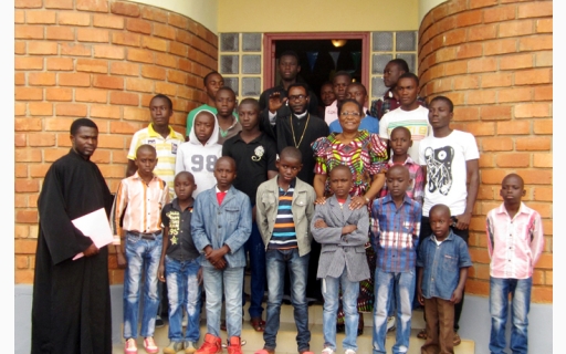 ΕΠΙΣΚΕΨΗ ΤΗΣ ΥΠΟΥΡΓΟΥ ΚΟΙΝΩΝΙΚΩΝ ΥΠΟΘΕΣΕΩΝ ΤΟΥ ΚΟΝΓΚΟ ΣΤΟ ΟΡΦΑΝΟΤΡΟΦΕΙΟ ΤΗΣ Ι.ΕΠΙΣΚΟΠΗΣ ΜΠΡΑΖΑΒΙΛ 