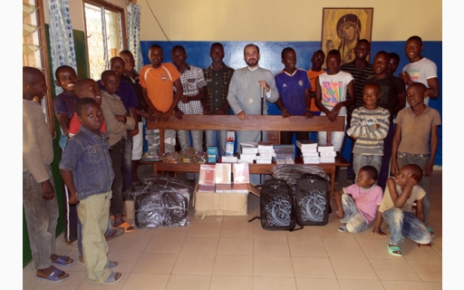 ΠΡΟΣΦΟΡΑ ΣΧΟΛΙΚΩΝ ΕΙΔΩΝ ΣΤΑ ΠΑΙΔΙΑ ΤΟΥ ΟΡΦΑΝΟΤΡΟΦΕΙΟΥ ΤΗΣ Ι.ΕΠΙΣΚΟΠΗΣ ΜΠΡΑΖΑΒΙΛ 